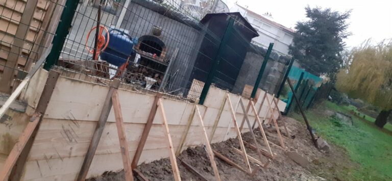 Construction d'un muret d'enceinte avec grillage