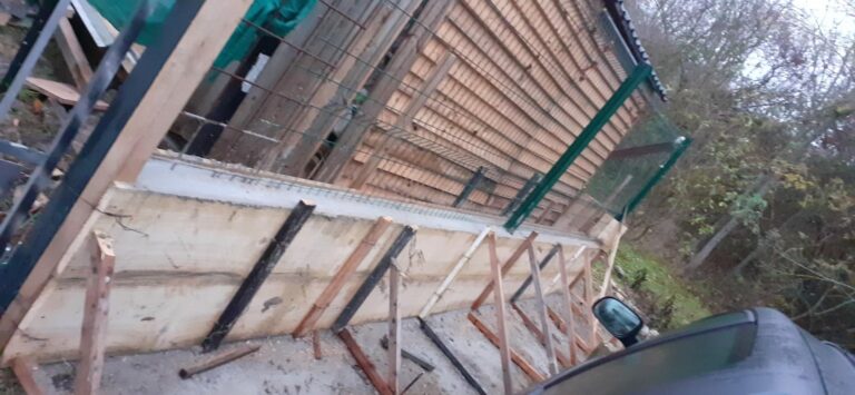 Construction d'un muret d'enceinte avec grillage