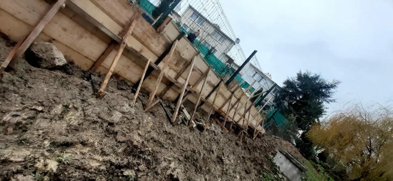 Construction d'un muret d'enceinte avec grillage